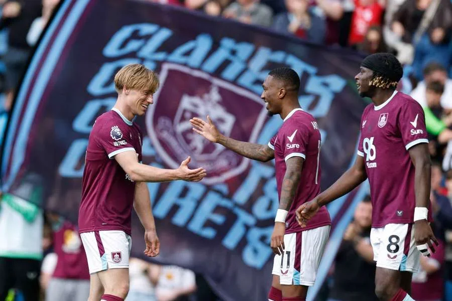 Zian Flemming, de Burnley, celebra su segundo gol junto a Jaidon Anthony