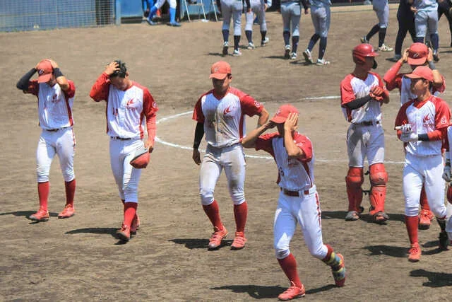 流通経大に敗れ、肩を落とす共栄大ナイン(カメラ・小島 和之)
